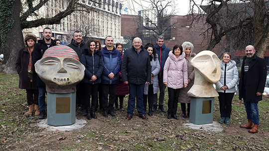 Експонираха на открито уголемени копия на фигури от Музей Неолитни жилища