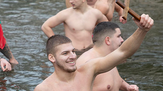 Ученик спаси кръста в Стара Загора