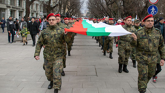 На националния празник на България старозагорци носеха на ръце 300-метровото българско знаме