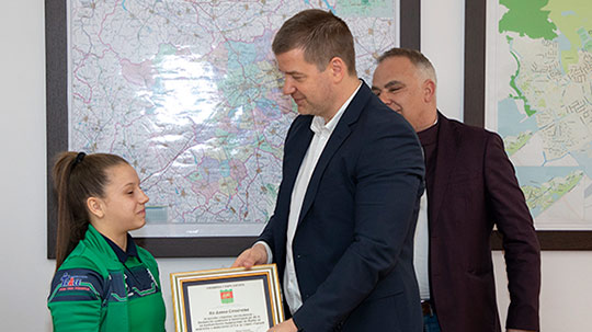 Кметът Живко Тодоров отличи с почетна грамота спортистката Даяна Стойчева