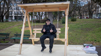 Люлка за влюбени е монтирана в парк Пети октомври в Стара Загора