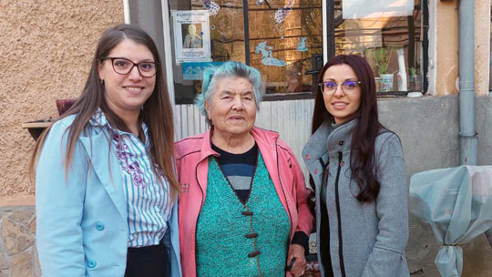 Самотно живеещи възрастни хора получиха пакети с хранителни продукти от младежите от ГЕРБ – Стара Загора