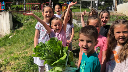 Деца и техните родители създадоха Вкусна градинка