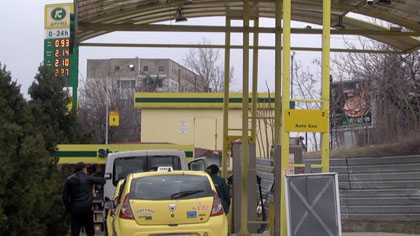 Маскиран с нож задигна между 300 и 500 лева от бензиностанция в Стара Загора