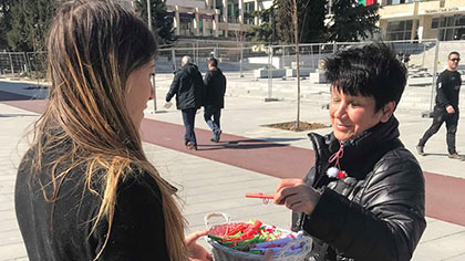 Младежите от ГЕРБ подариха на старозагорци мартеници и стихове на български поети