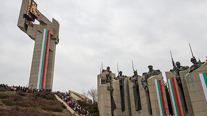 Хиляди преминаха по пътя-поклон в Стара Загора с 300-метровия национален флаг