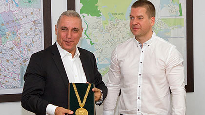 Христо Стоичков получи символите на званието Почетен гражданин на Стара Загора