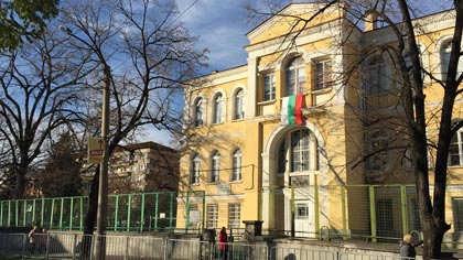 Оградата на Второ основно училище е потенциално опасна