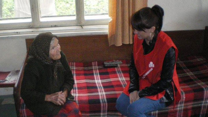 Доброволци общуват с възрастни хора