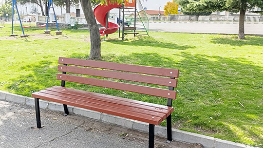 Община Стара Загора подобрява градската среда с нови пейки и съдове за отпадъци