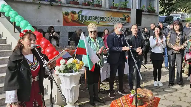 Празникът на райската ябълка в село Хрищени