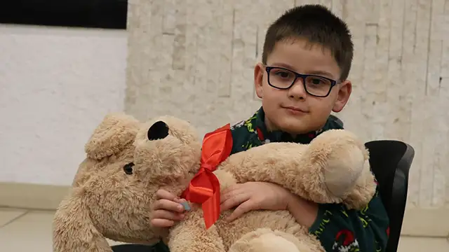 Благотворителната пиеса „Мисия Коледен дух“ събра средства за воден дестилатор за деца с увреждания