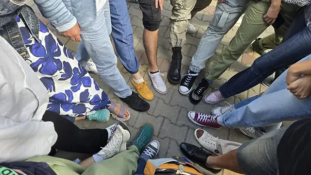 Ден на различните обувки