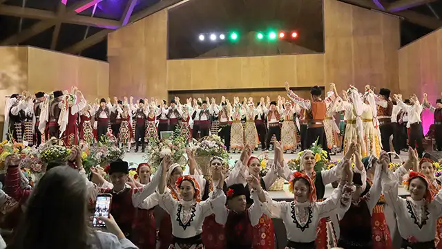 Празничен фолклорен концерт