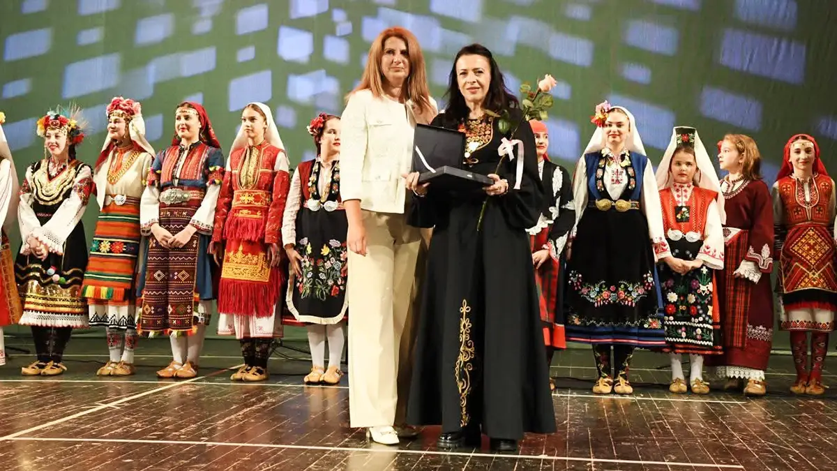 Даниела Дюлгерова – диригент на хора на Общински фолклорен ансамбъл „Загоре
